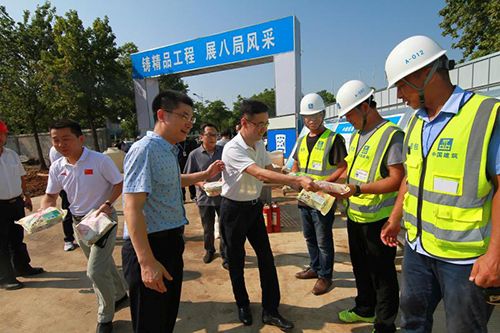 馮愛明慰問高溫作業人員