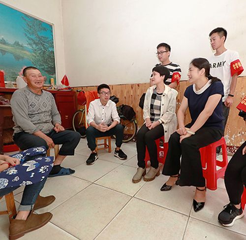 武漢體育中心志愿者走進社區慰問留守兒童