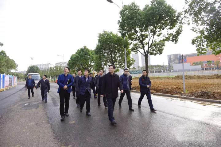 胡亞波現(xiàn)場調(diào)研推進(jìn)軍運會改造項目建設(shè)(圖1)