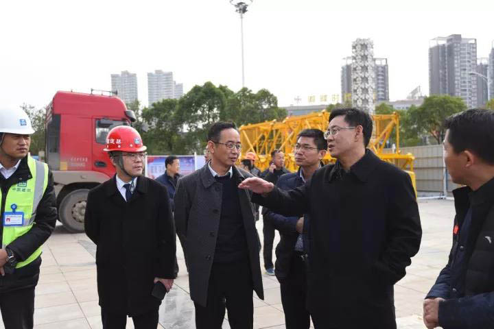 胡亞波現(xiàn)場調(diào)研推進(jìn)軍運會改造項目建設(shè)(圖2)