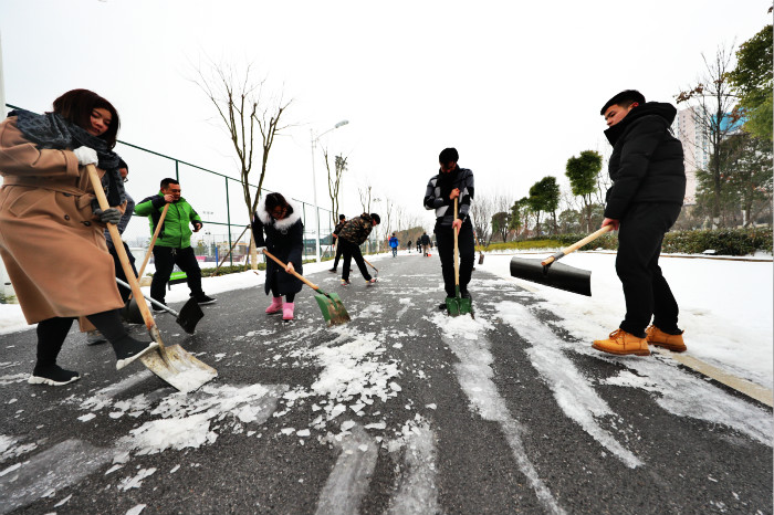 一場雪，體育中心美得不要不要的</br>但最美的風景還是他們(圖14)
