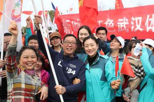 “與軍運同行”徒步活動上演“快閃”  武漢體育中心作為企業代表隊第一方陣登場