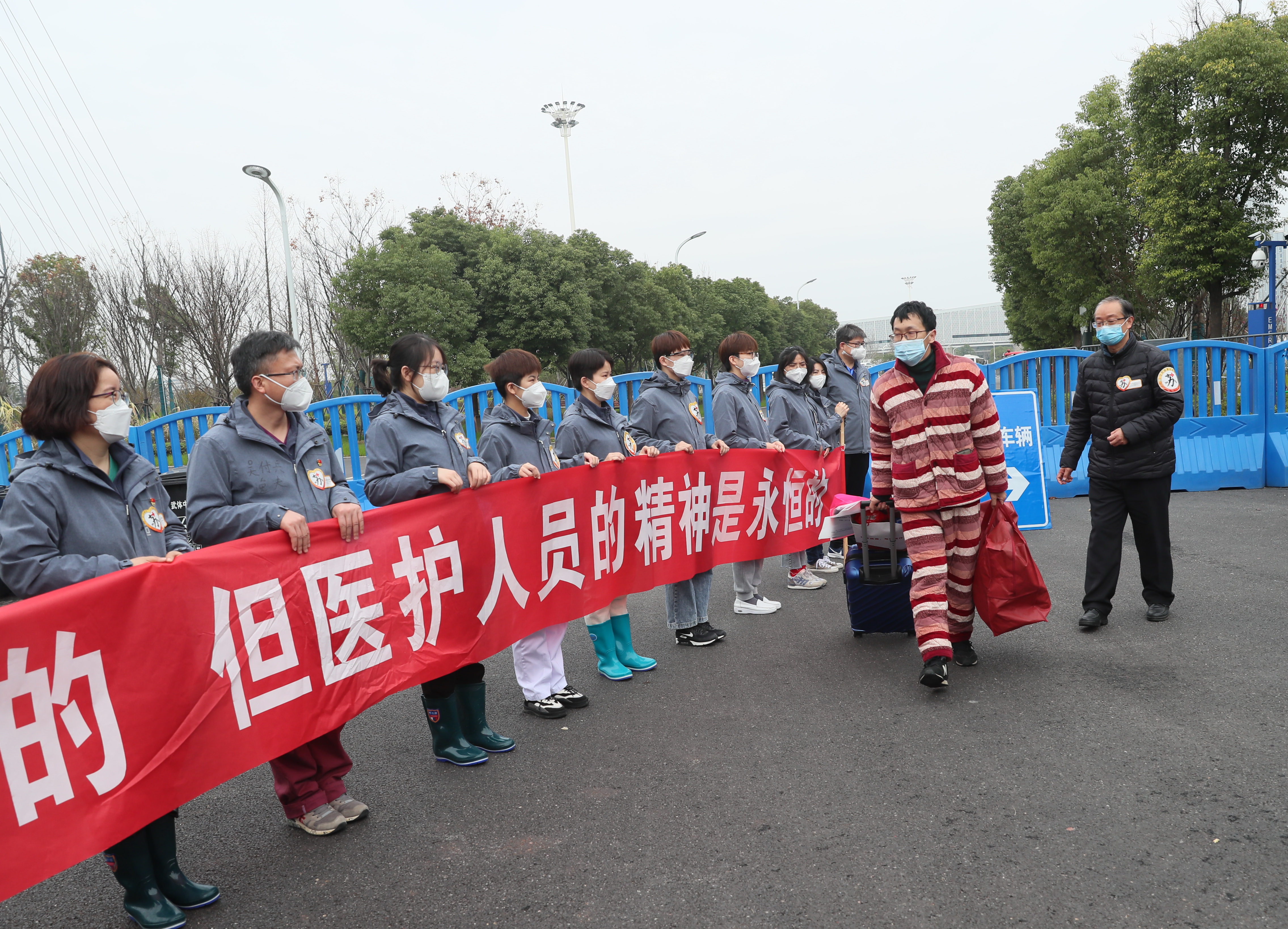 體育中心方艙醫院管理小組慰問江蘇援鄂醫療隊(圖2)