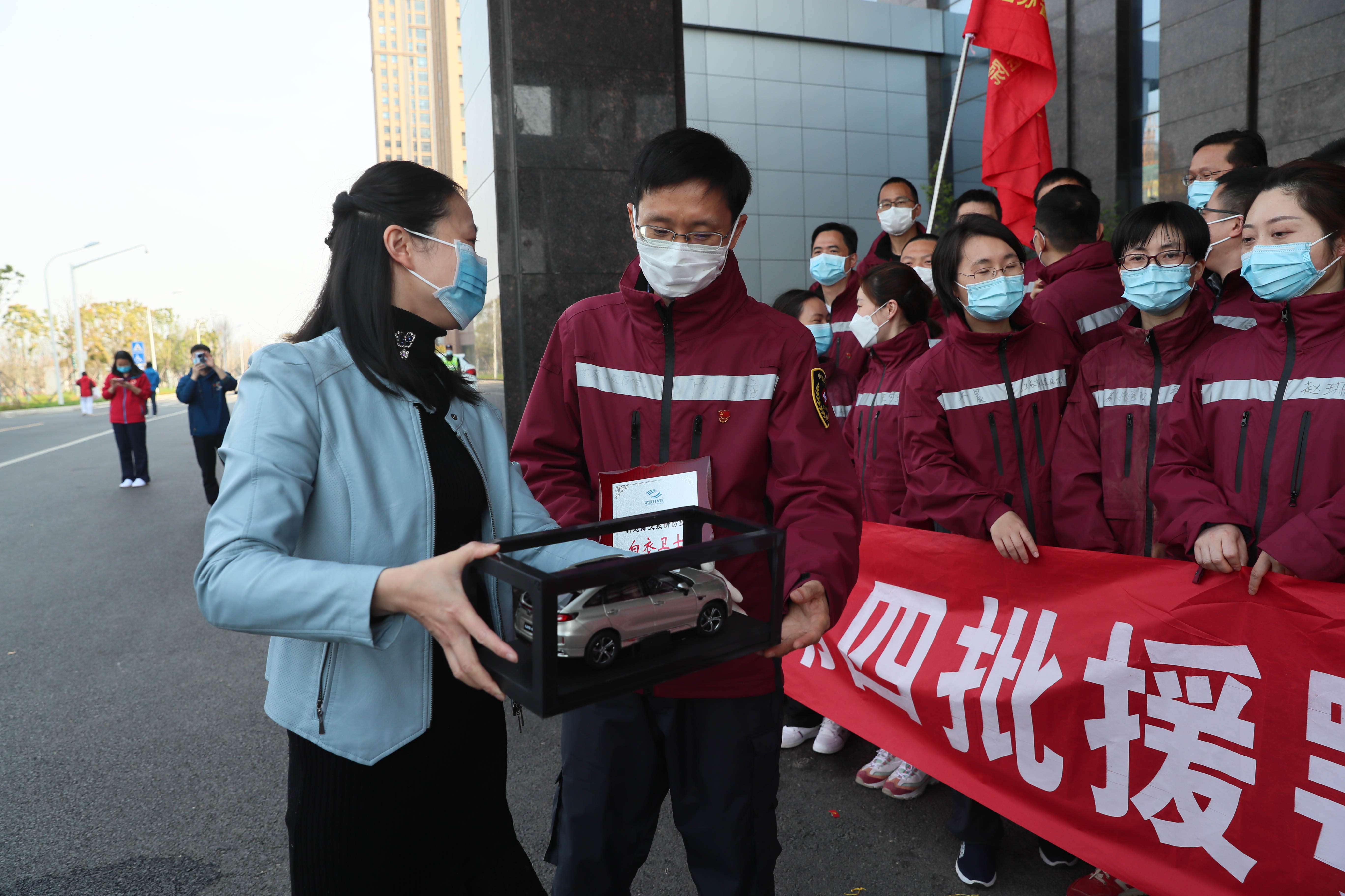 體育中心方艙醫院管理小組慰問江蘇援鄂醫療隊(圖3)